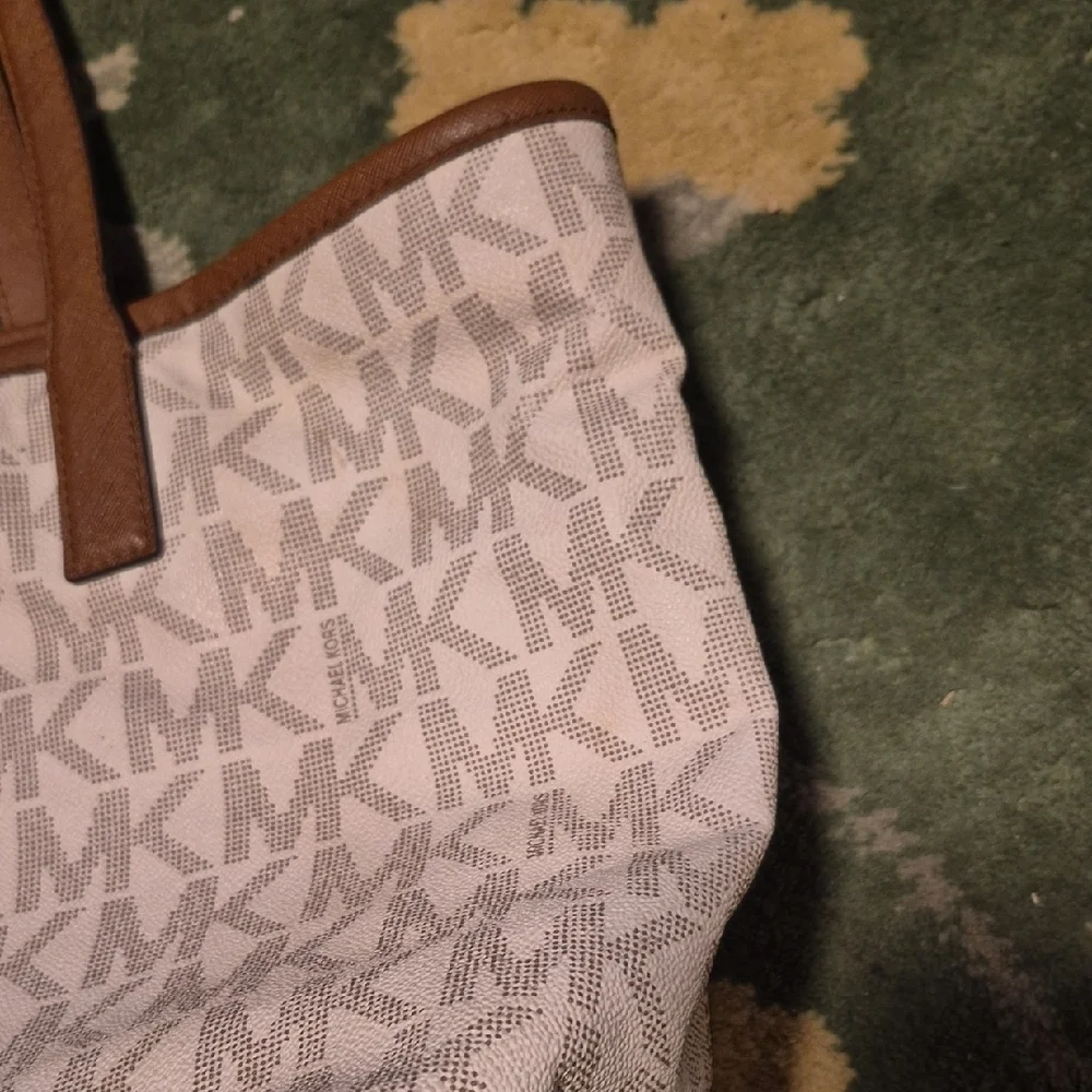 Michael Kors Tan and Cream Signature Tote - Picture 13 of 16